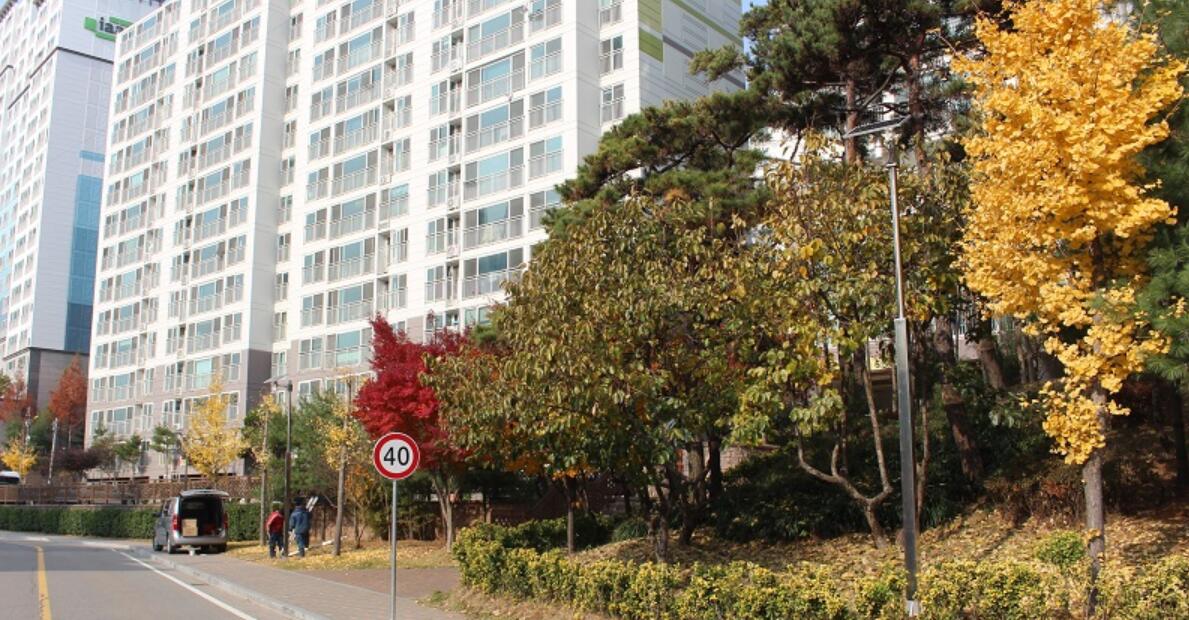 路燈的亮度和什么有關